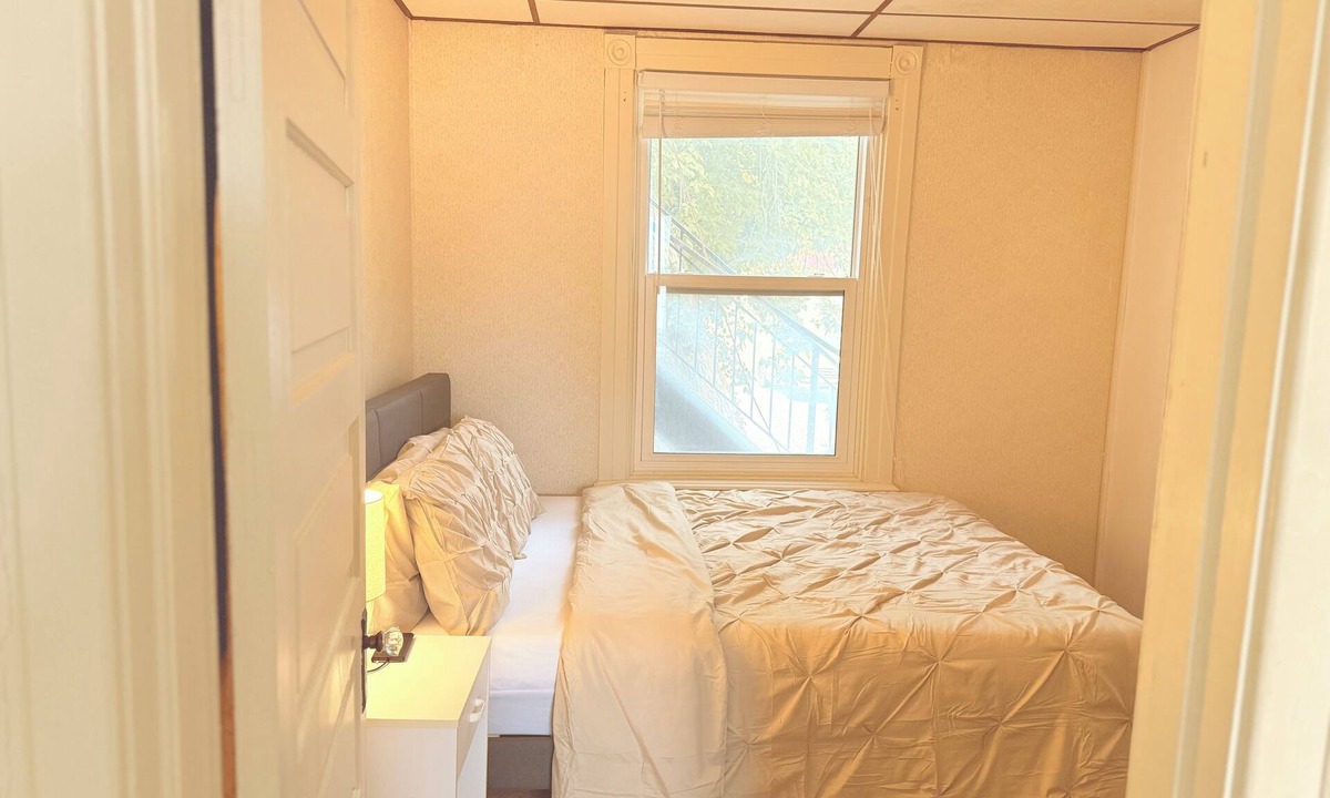 Chatham-Kent Apartment | 1 bed spacious Classic Grand in Downtown Chatham