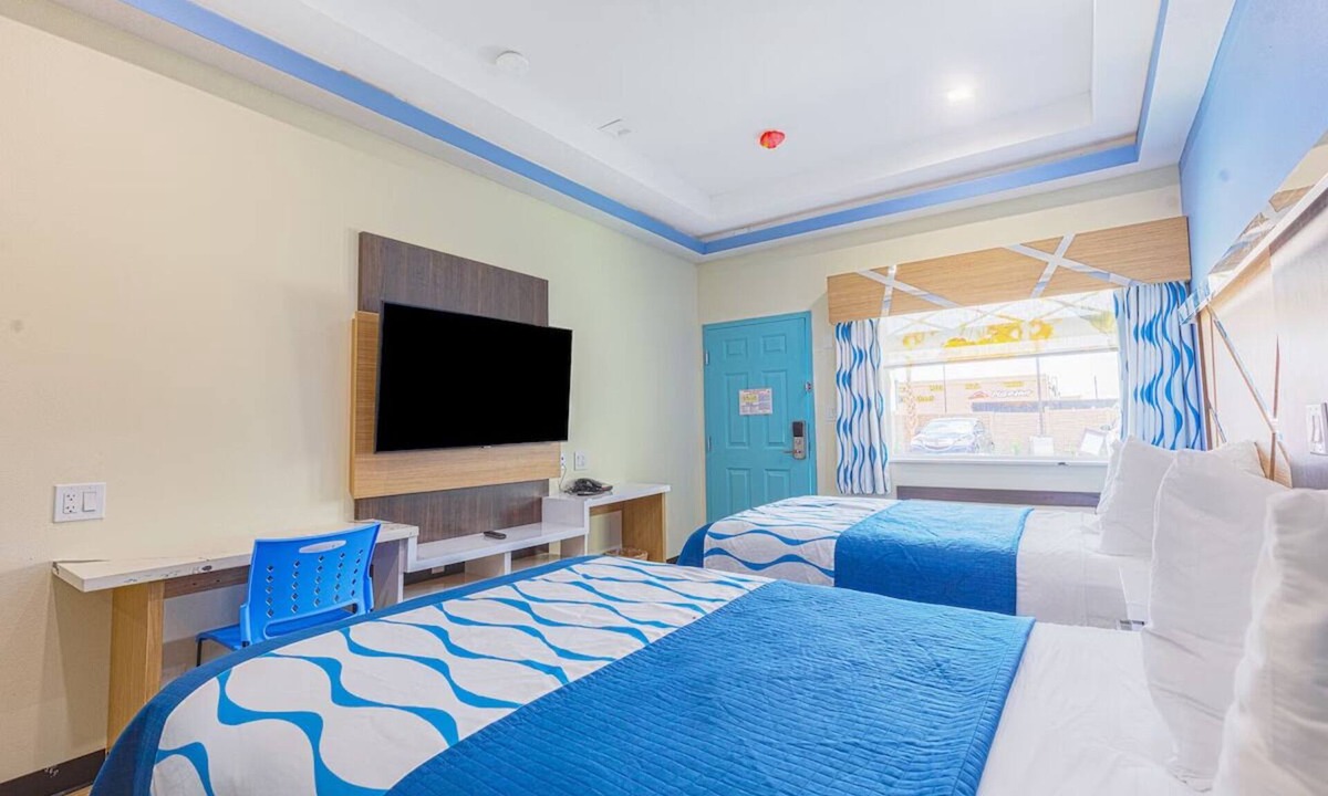 George Bush Park/Eldridge Hotel | 2 Convenient Rooms with Kitchenette Near Bush School – Just 2.55 Miles Away