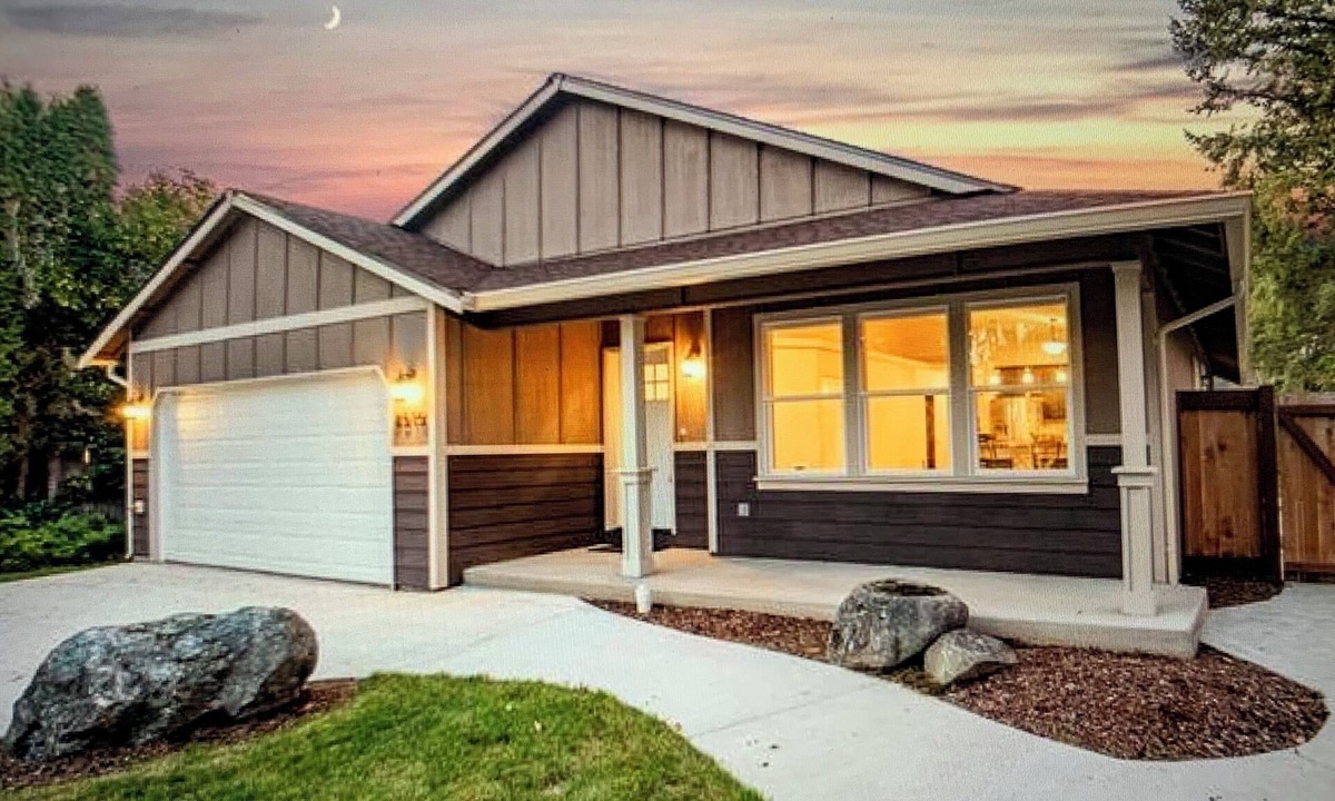 Puyallup House | 2 Homes Available! Newer 3 bedroom & 2 bath Rambler & Tiny Home in backyard