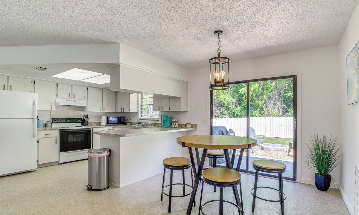 Crystal River Cottage | 2 Mi to State Parks! Crystal River Home w/Yard