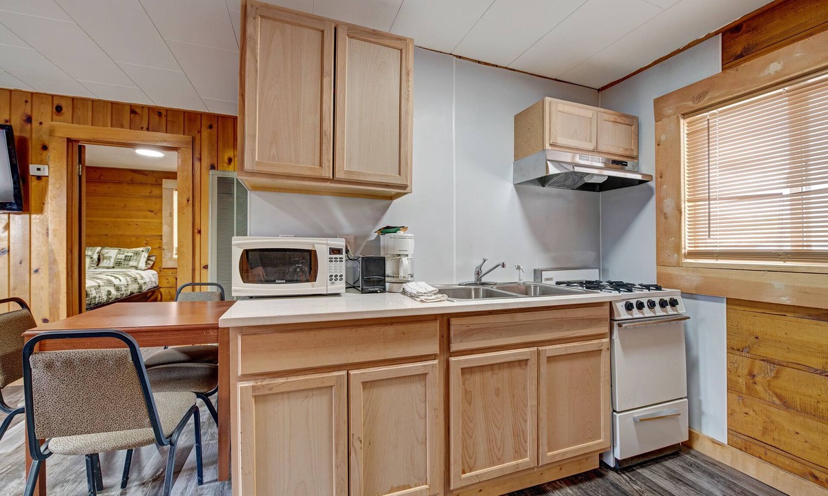 South Fork Cabin | 2 Queen Beds + pullout bed non smoking sleeps 5