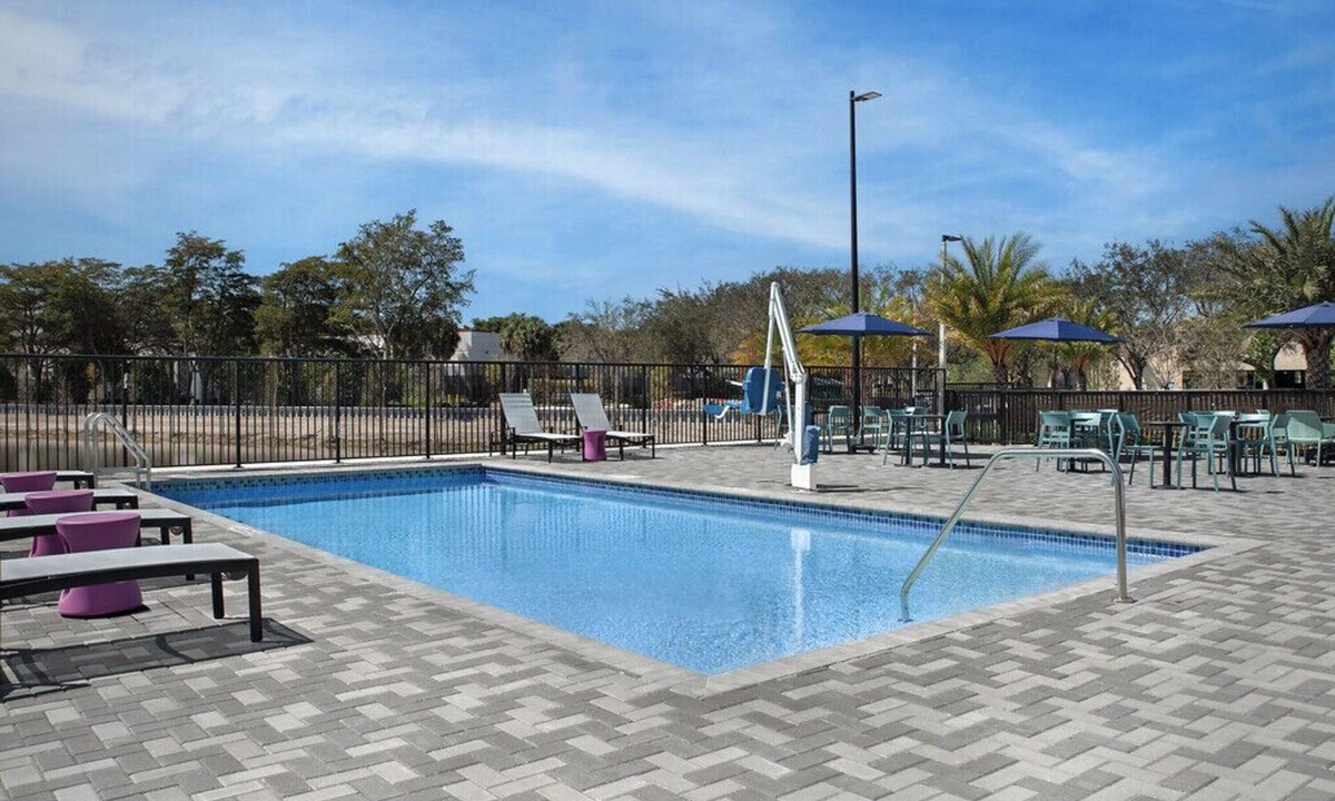 Weston Hotel | 2 Spacious Studio Suites w/Kitchenette l Outdoor Pool & Free Breakfast
