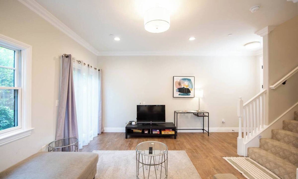 Mid Central House | 2-story/spacious/secure close to food/stores