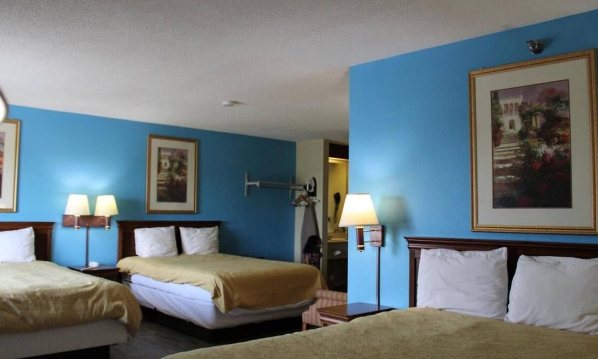 Mount Vernon House | 2 x Non-Smoking Triple Queen at FairBridge Inn Express Mt Vernon