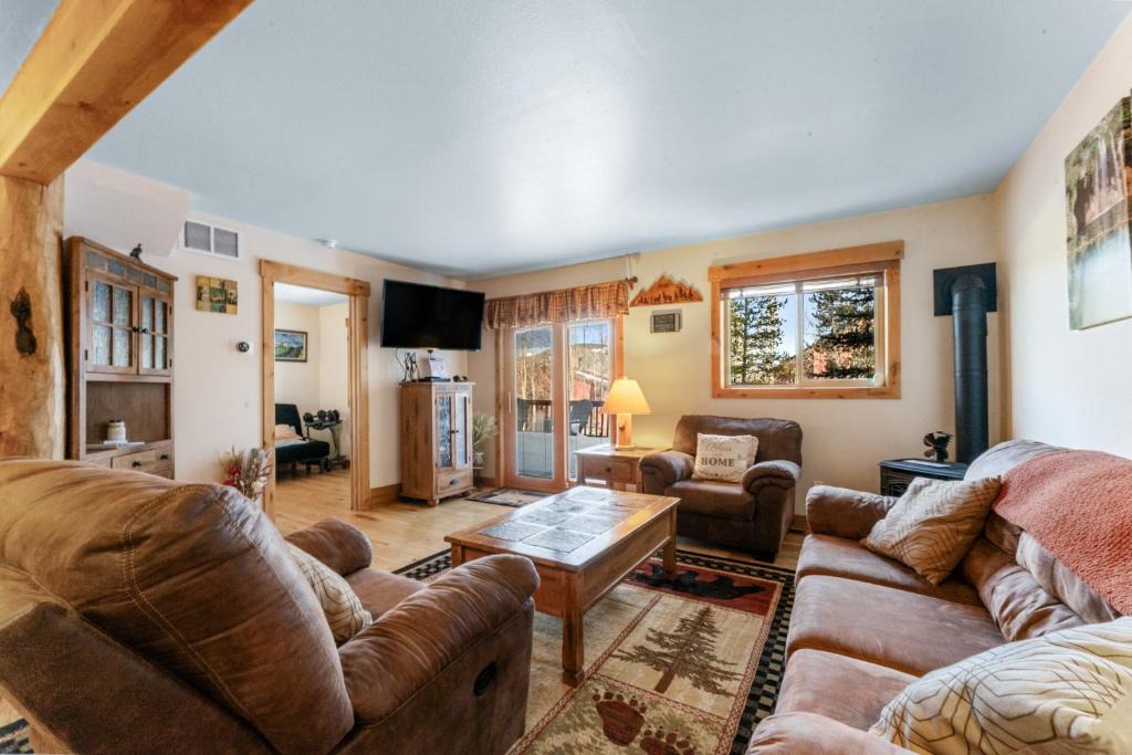 Wildernest Villa | 241 North Side Circle Unit A : 2