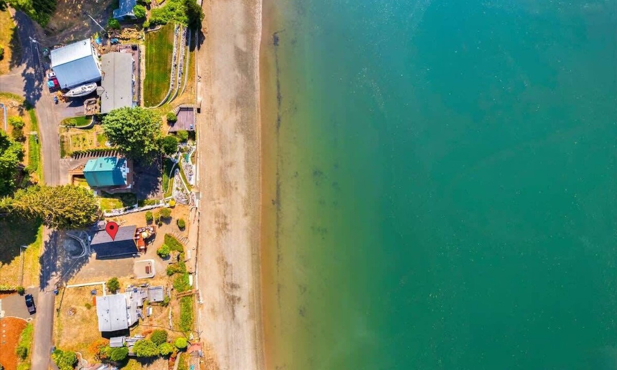 Agate Ski Chalet | 2BR Beachfront A-Frame Retreat | Deck, Views & BBQ