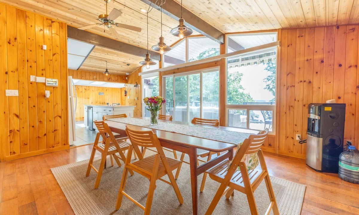 Gravenhurst House | 3 BDRM on Sparrow Lake w Hot Tub & Private Beach!