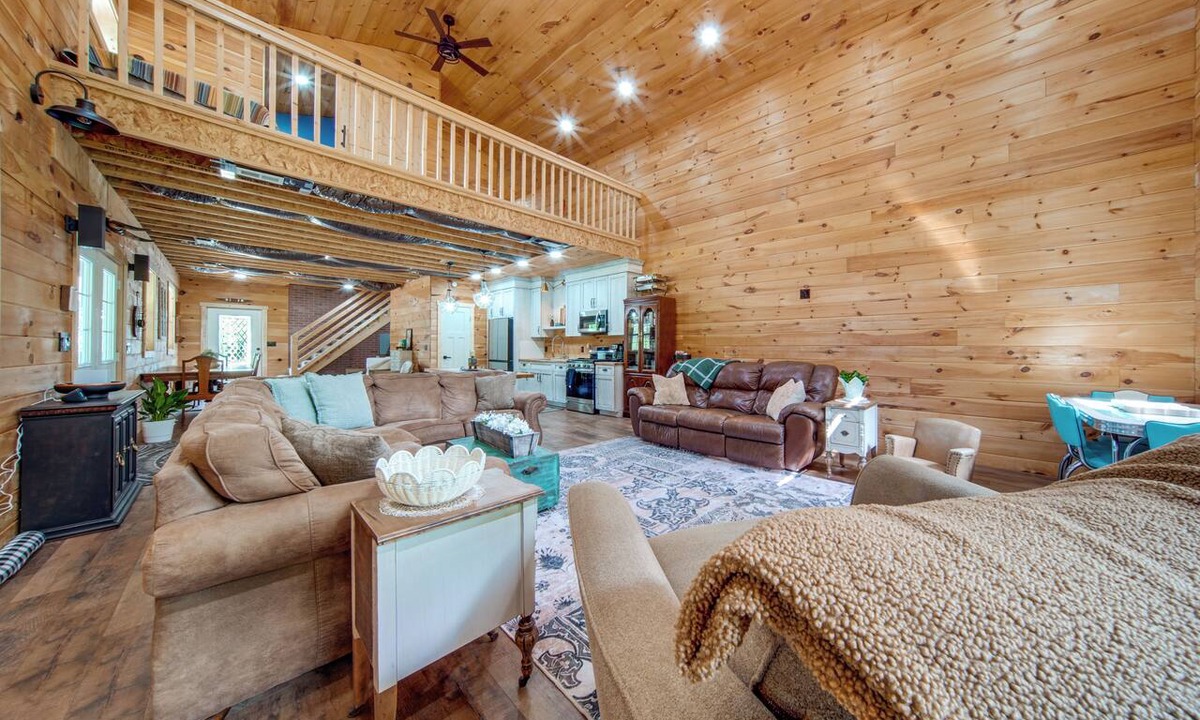 Hermitage House | 3 Mi to Shenango Lake! Dusk-to-Dawn Barndominium