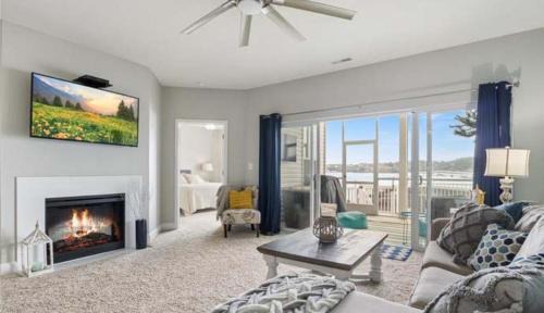 Rocky Mount Apartment | 3BD 3BA Gated Condo LakeFront Lake Ozark, MO Isla Del Sol 4 M from Dam
