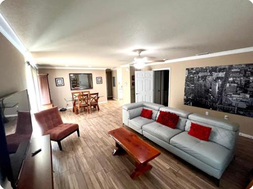 Winter Haven House | 3BR 2BA Modern Spacious Lake Home 4Miles LEGOLAND - 1724