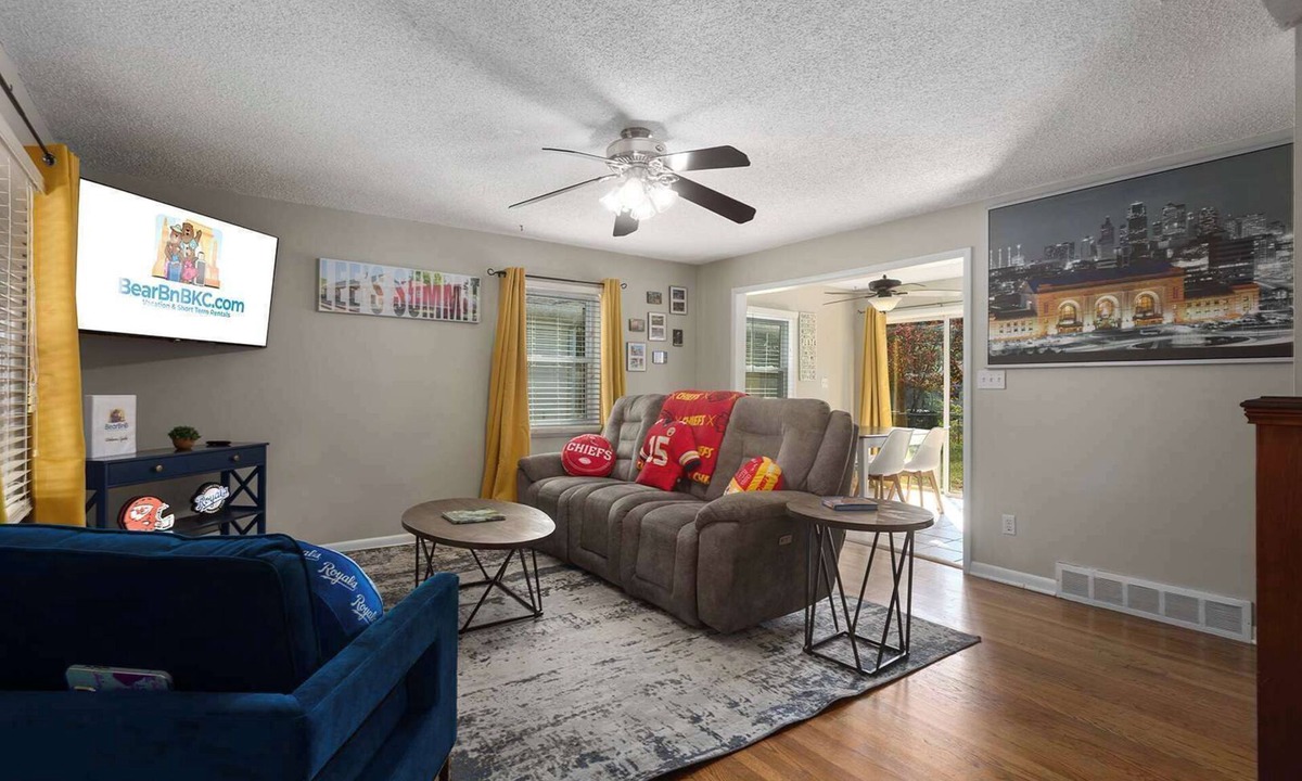 Lee's Summit House | 4 KING beds, Sleeps 8 Fenced Dogs OK