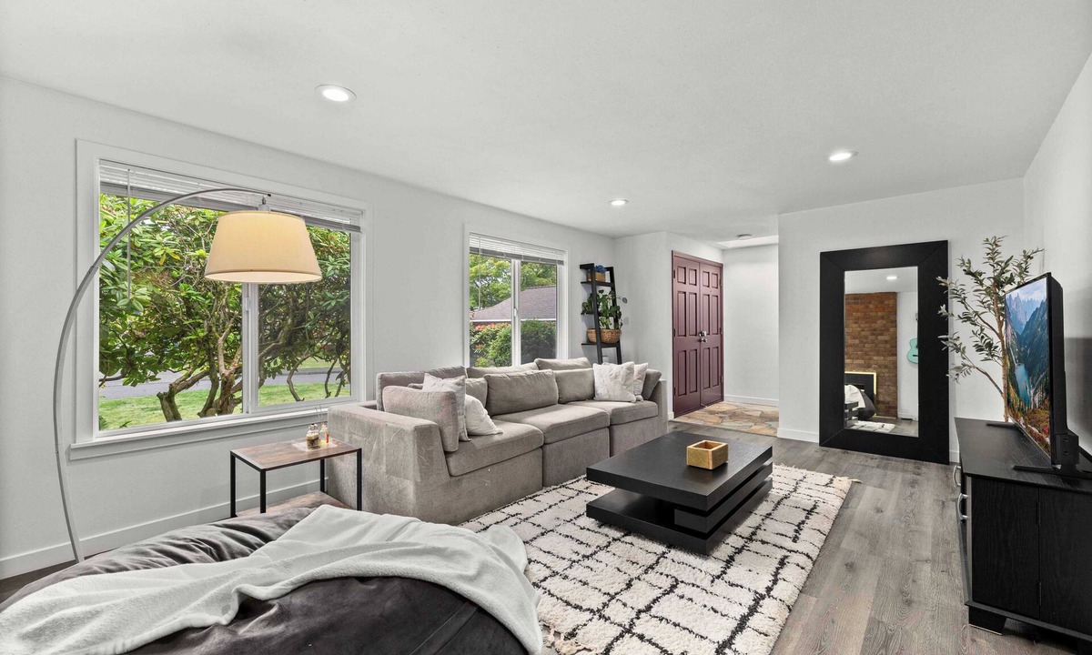 Newcastle House | 4BR Tranquil Pines Home on 72nd St｜Mainfloor Bedroom ｜ Pet Friendly #42396