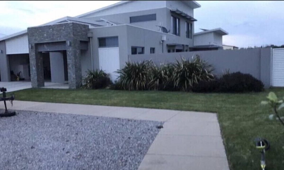 Shepparton North House | 5 Star Luxury 6 Bedroom House