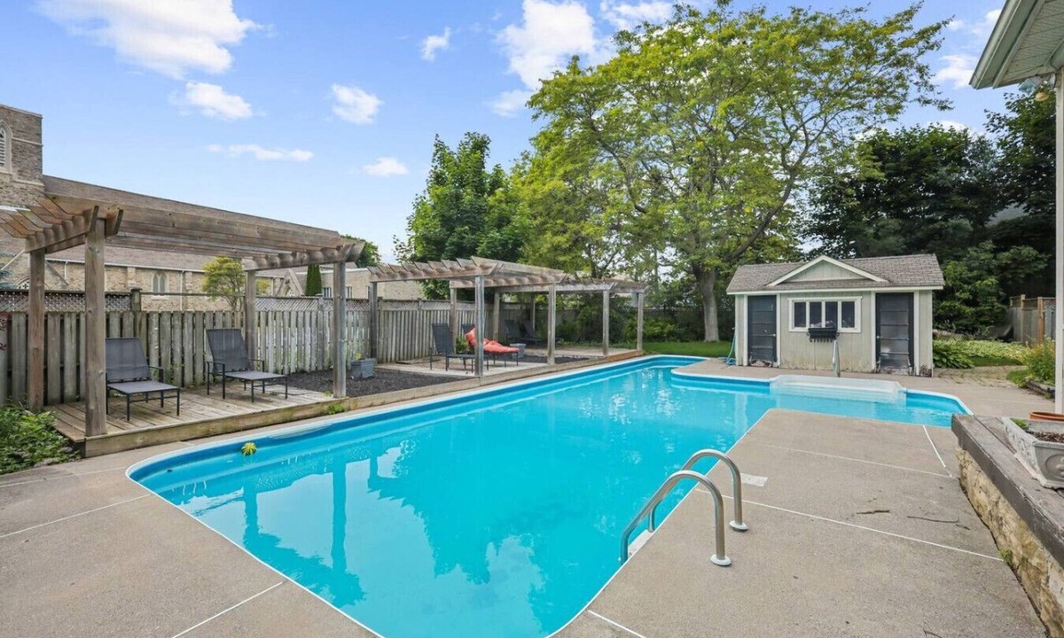 Cobourg House | 6BR | Pool, BBQ & Firepit | Mins to Beach, Downtown