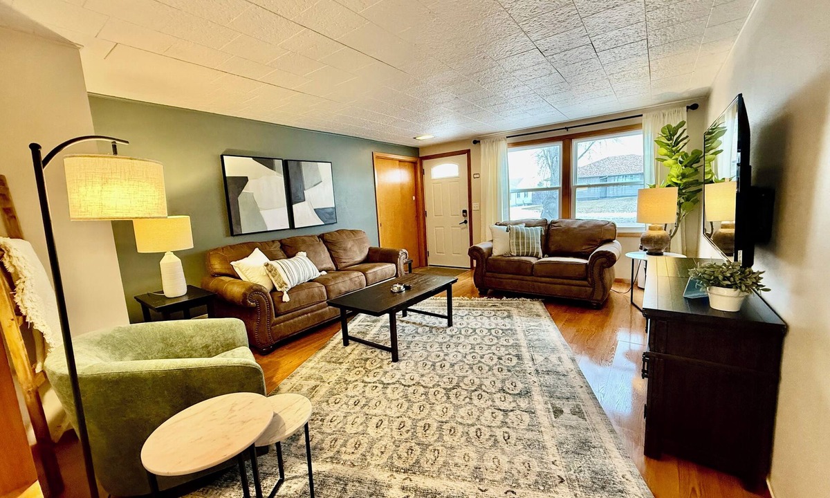 Sioux Falls House | 6BR Townhome Fenced Yard Garage Near Avera