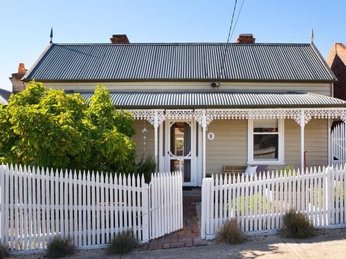 Daylesford House | Albert Cottage - charming miner's cottage in town