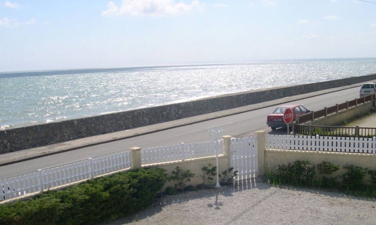 Saint-Marcouf Apartment | 🌊 Appt bord de mer 6 pers À 20 m plage 🛏️ 3 CH - 🛁 2 SDB terrasse au RDC