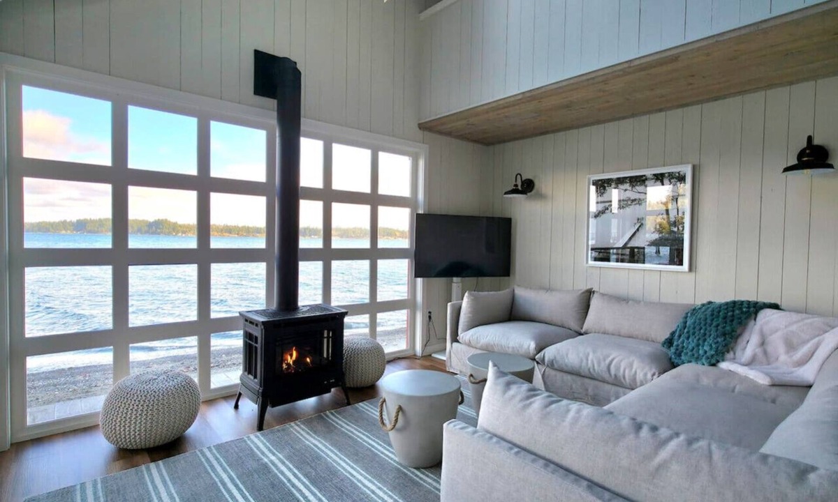 Bremerton Cabin | Beachfront cabin, dock, water views