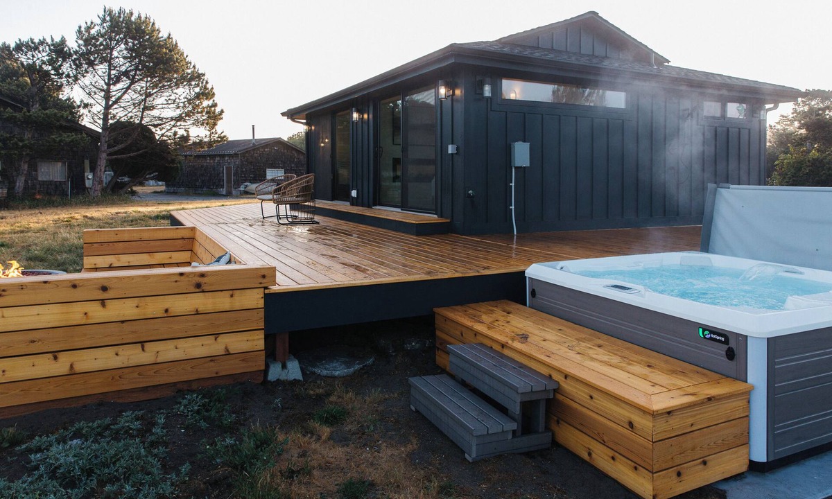 Oak Harbor House | Beachfront Hot Tub Escape for Two