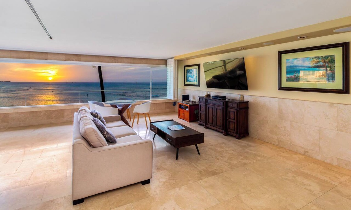 Diamond Head - Kapahulu - St. Louis Condo | Beautiful corner unit on the Gold Coast!