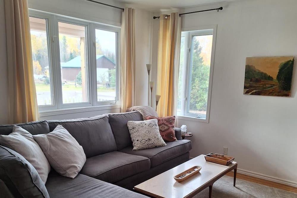 Bancroft House | Big, rustic cottage with all the amenities. Pet Friendly! Jet tub! Fire Pit!