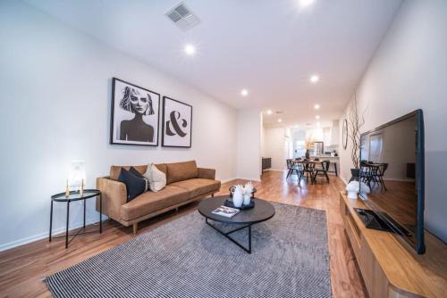 Brompton House | Black Oak at Brompton – Contemporary Parkside Stay