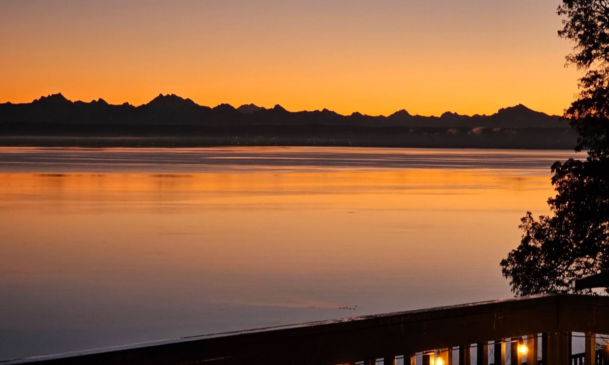 Camano Island House | Bluffside, Mountain View Family Retreat