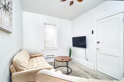 Bridgeview Apartment | Bright Quiet One Bedroom Apartment