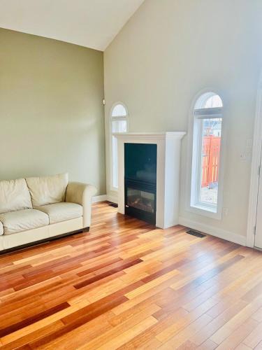 Niagara Falls Villa | Bright Upper Suite 2BR with Workspace Niagara Falls