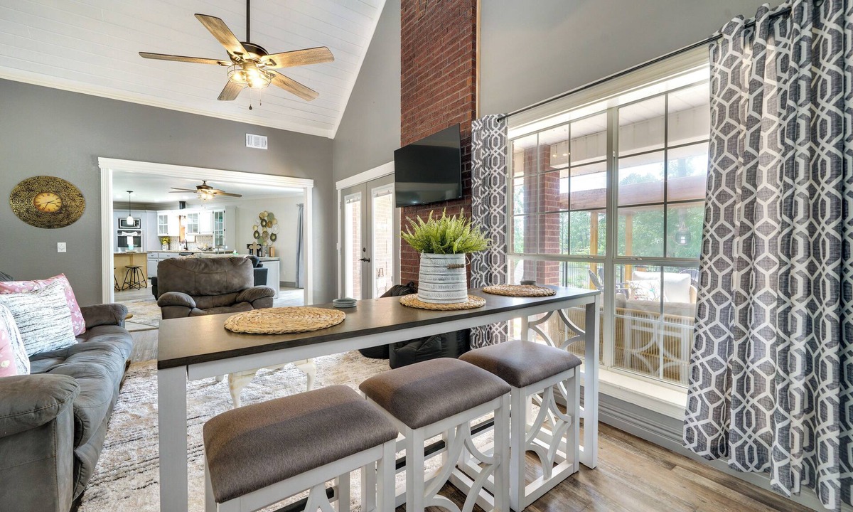 Broken Bow Cottage | Broken Bow Vacation Rental w/Pool & Hot Tub!