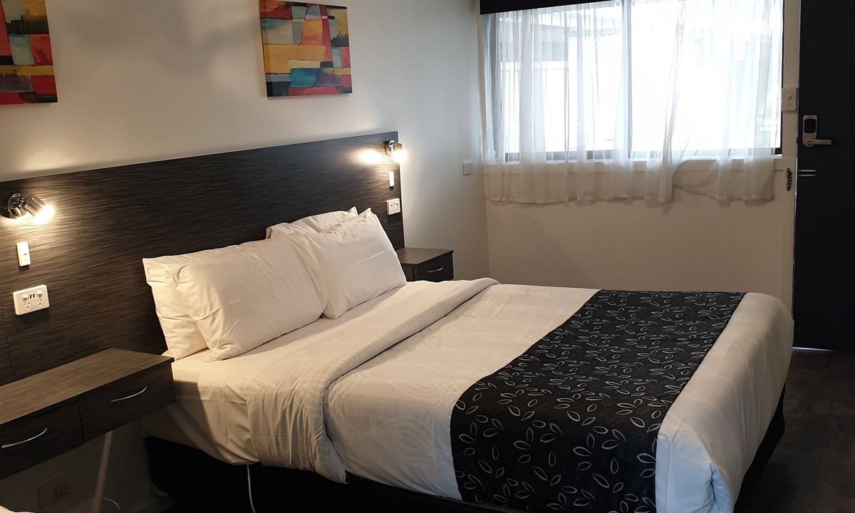 Hamilton Hotel | Budget on the Lake