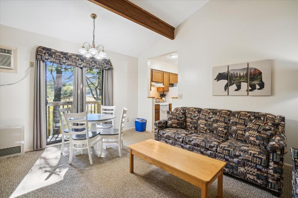 West Bridgewater Hotel | Cedarbrook Queen Suite 203