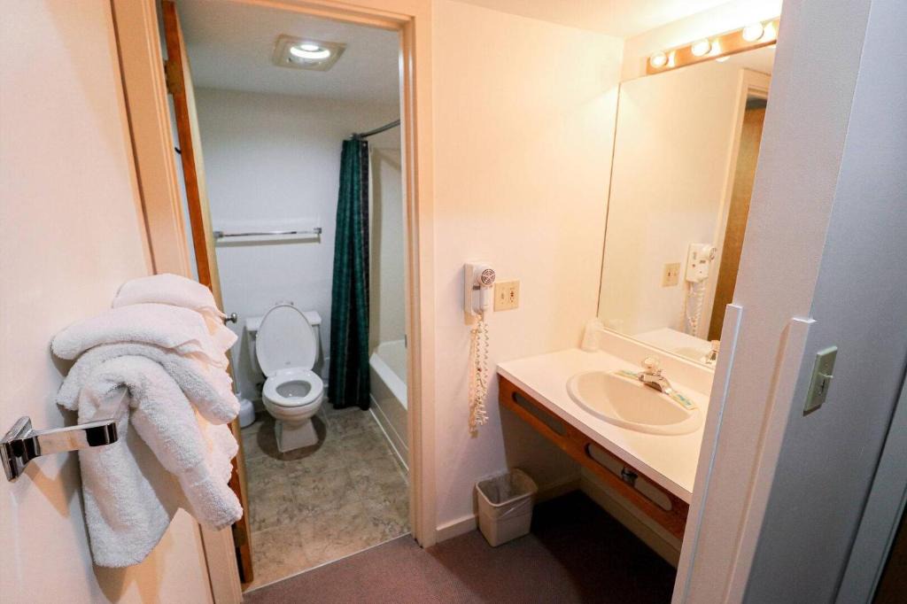 West Bridgewater Hotel | Cedarbrook Two Double bed Standard Hotel room 118