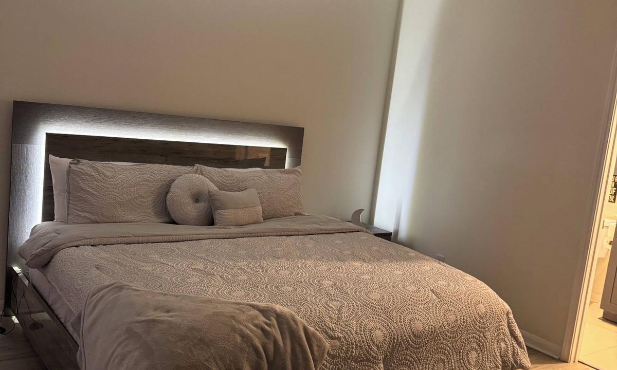 George Bush Park/Eldridge Apartment | Charming 2-bedroom apartment in perfect Houston with 2 pool view balconies