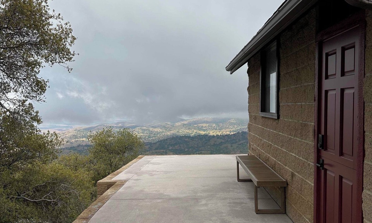 Stallion Springs Cabin | Charming 2-bedroom cabin with WiFi, AC in brilliant Tehachapi