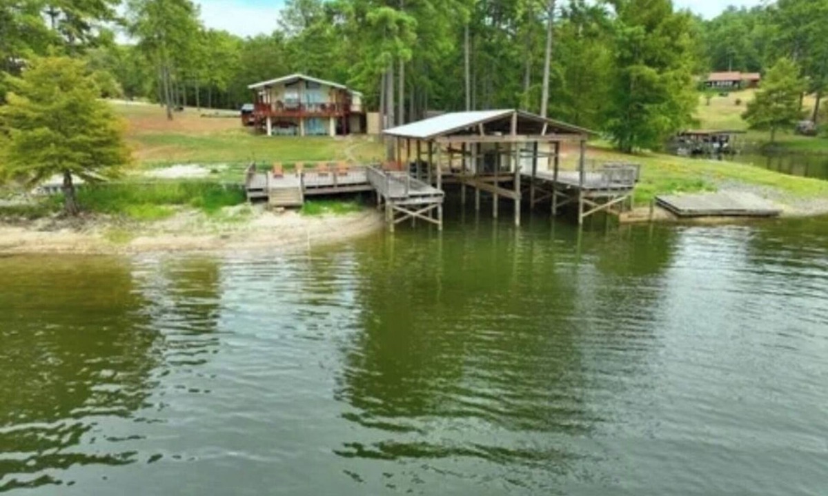 Anacoco House | Charming 7-bed, 3 bath lakefront home on South Toledo Bend in Anacoco, LA