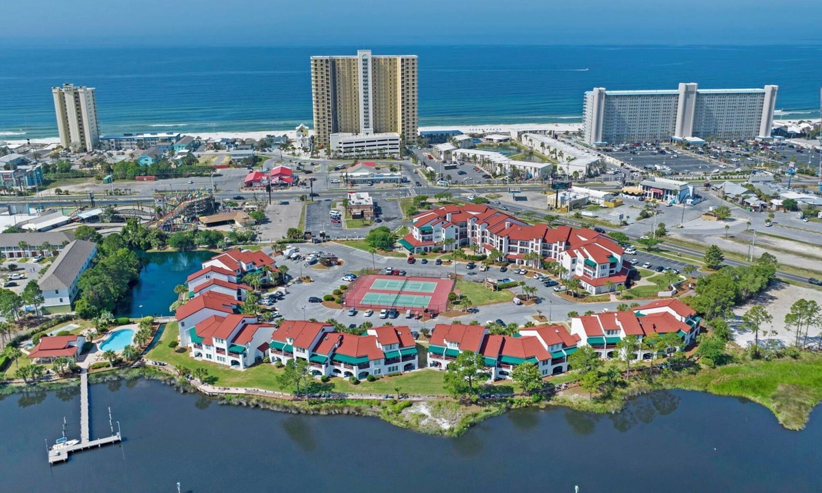 Silver Sands Beach Apartment | Charming Beach Studio With Pool