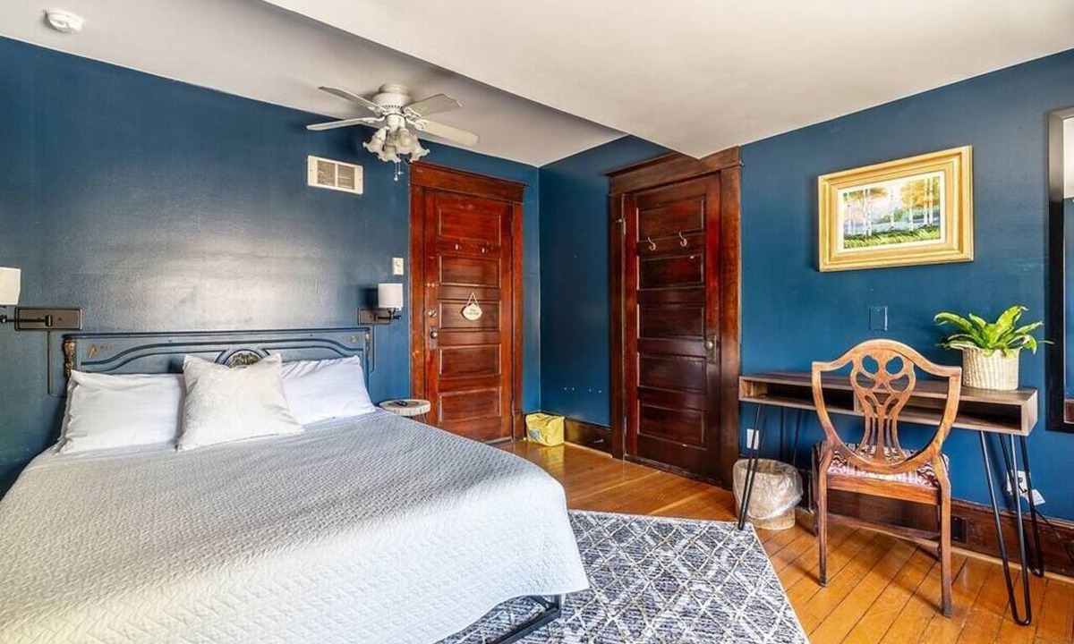 Broadway Hotel | Charming Room in Historic BnB with Parking - Rm 7