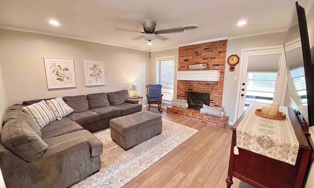 College Station House | Charming Three Bedroom ~ 5 Mins to A&M ~ Quiet Neighborhood