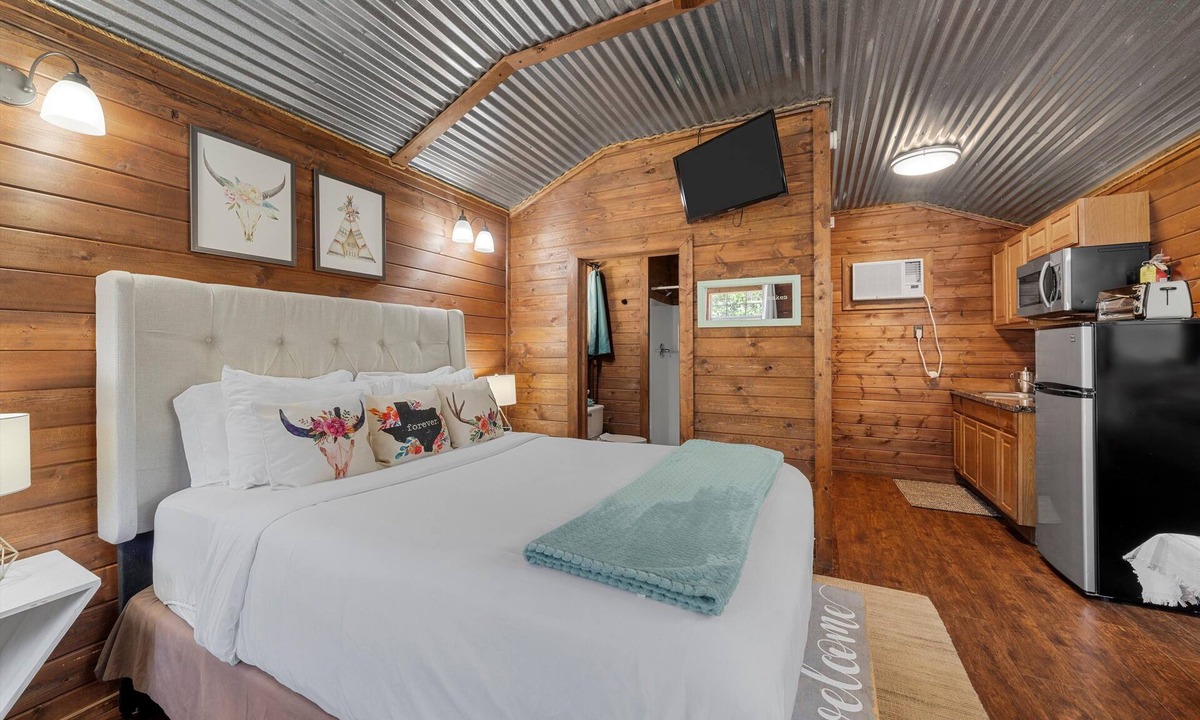 Crawford Cabin | Charming Tiny House #3 Getaway with Pool: 20 minutes from Baylor and Magnolia!