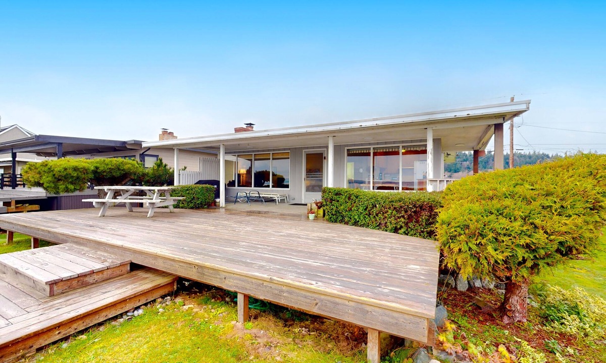 Camano Island House | Charming waterfront home with expansive deck & gorgeous sunset views