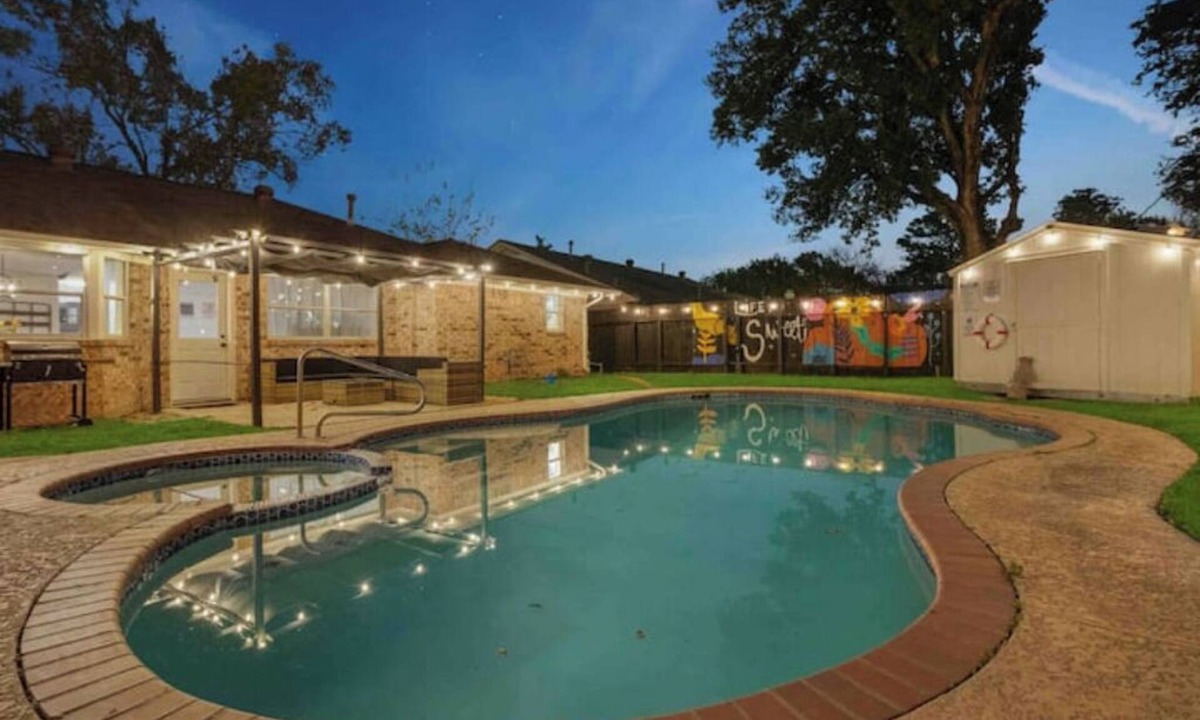Garden Oaks House | Charming Zenith home-4BRs- amazing pool- mini golf - Houston I-610&US290