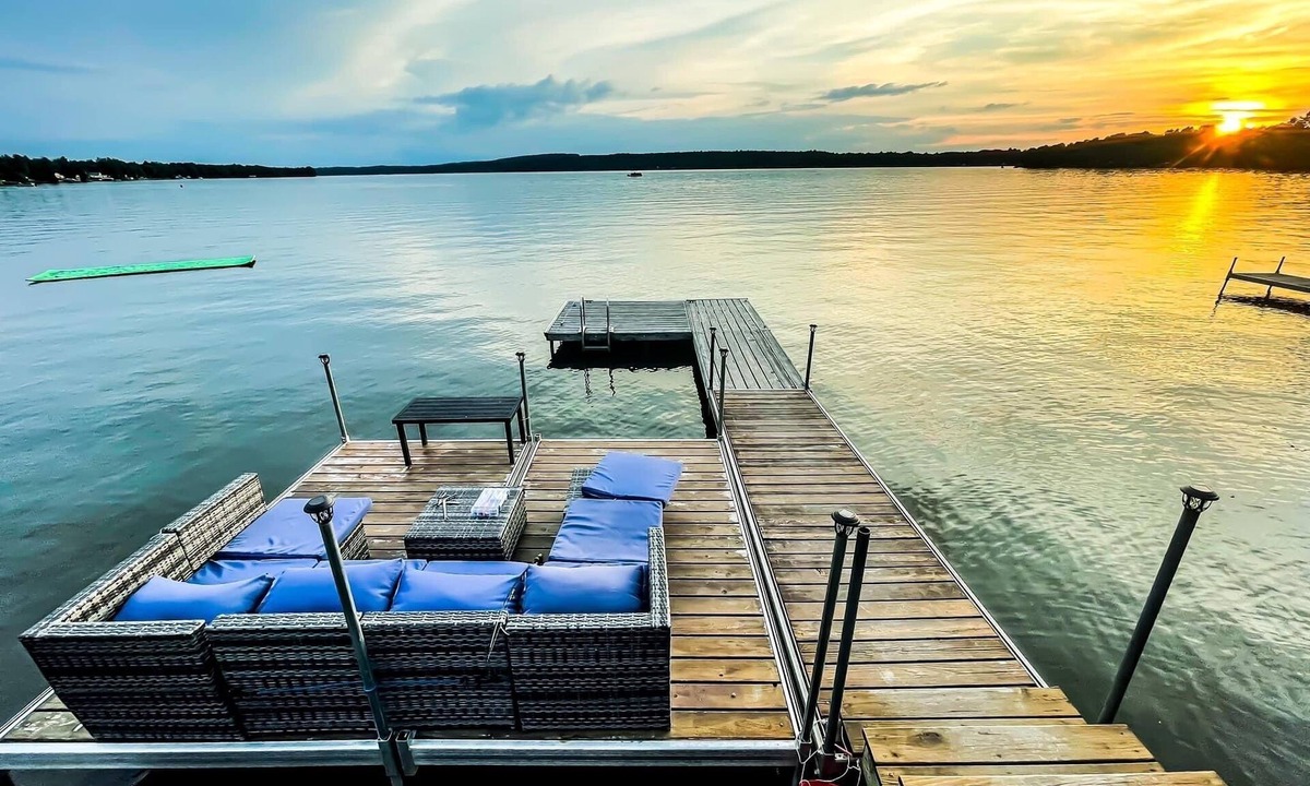 Franklin Cottage | Cheerful 3 bedroom cottage right on the lake!