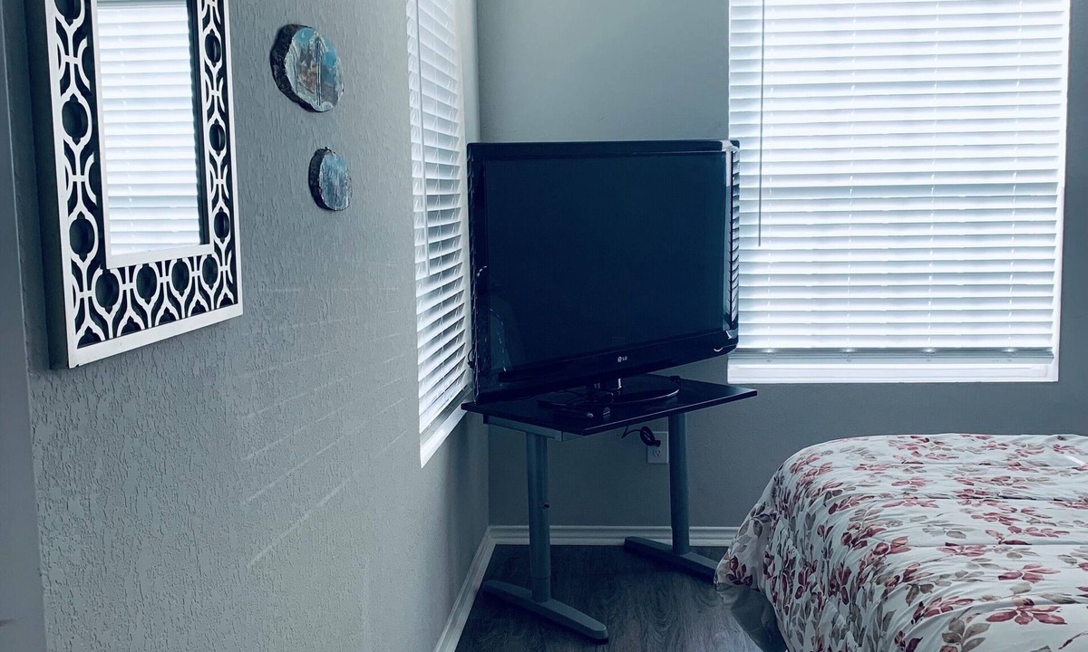 Converse House | Cheerful Comfortable Three Bedroom Home - 20 minutes from Downtown
