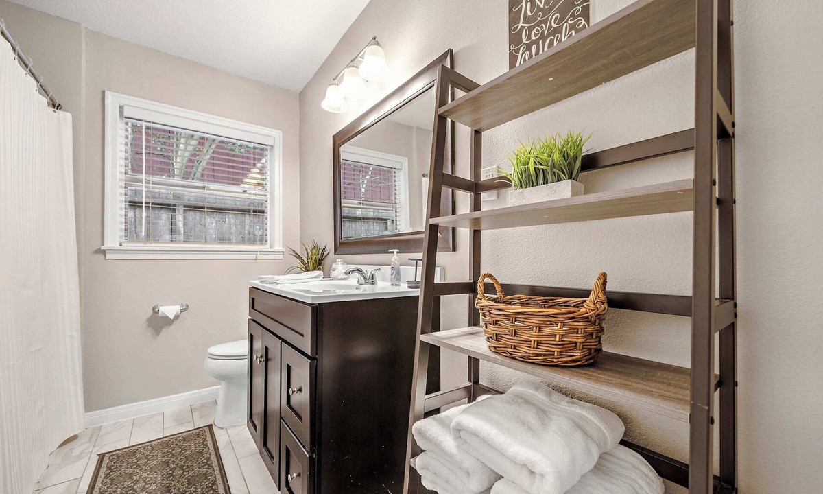 Pasadena House | City Gateway 3BR Base: Large Yard & Parking