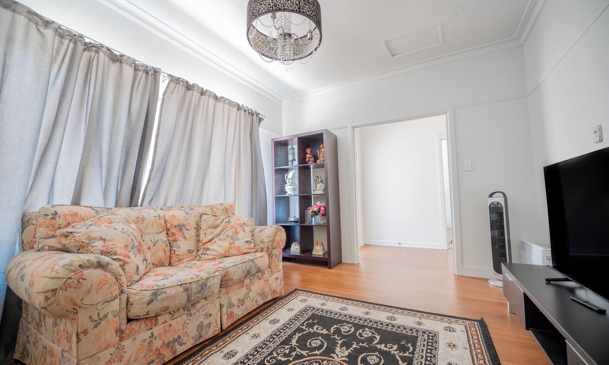 Corio House | Classic decor, freshly painted 3 bedroom and two bathroom quiet home
