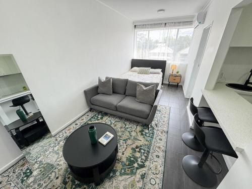St. Kilda East Apartment | Clean Bright Studio Apartment - Walkable Location