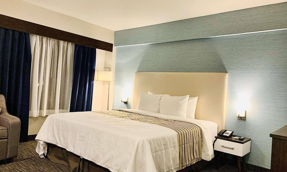 Northeast Mississauga Hotel | close by Pearson airport
