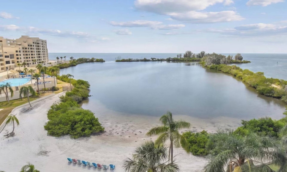 Hudson Condo | Coastal Condo with Pool, Gym & Gulf Sunsets