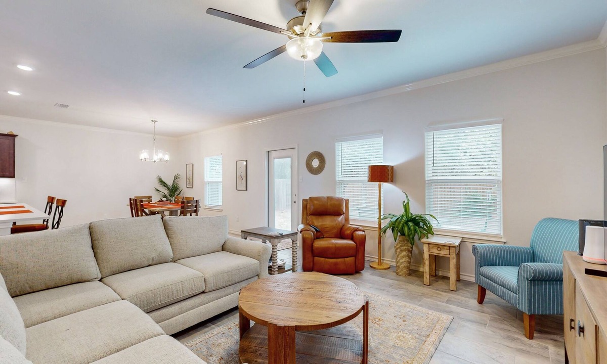 San Patricio County House | Comfortable open concept home with full kitchen, internet and W/D